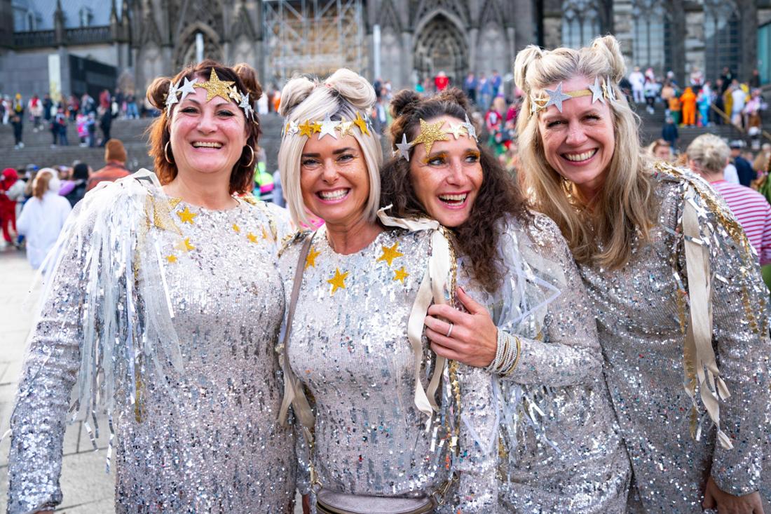 Kostümierte Menschen am 11.11. vor dem Kölner Dom