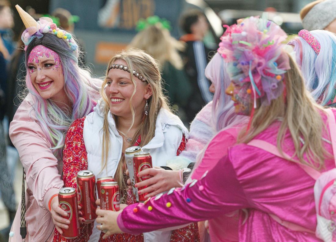 Verkleidete Menschen am 11.11. stoßen an