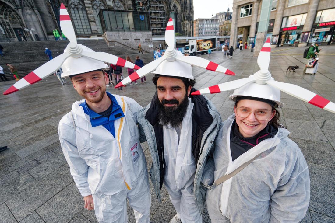 Drei verkleidete Personen am 11.11. in Köln