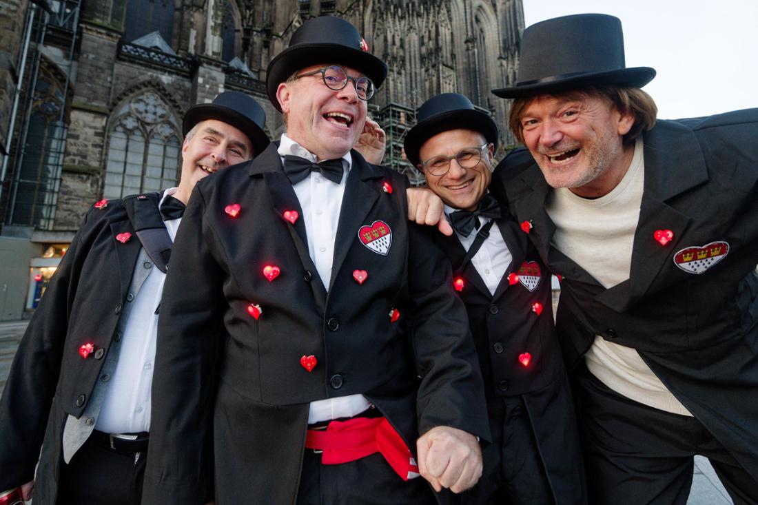 Verkleidete Männer am 11.11. vor dem Kölner Dom