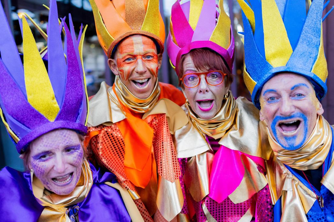 Bunt kostümierte Personen in Köln am 11.11.