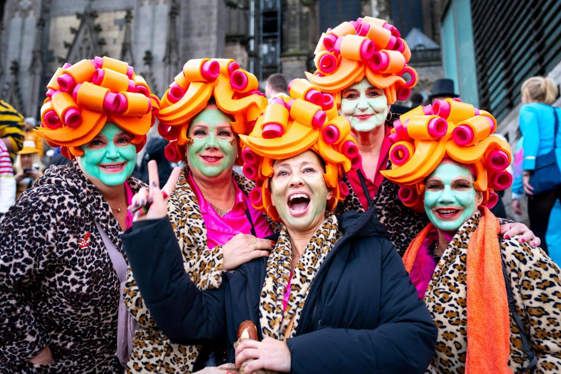 Verkleidete Menschen am 11.11. vor dem Kölner Dom