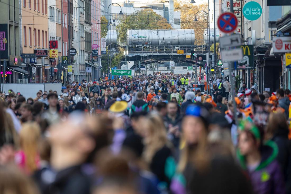 Menschenmassen am 11.11.25 auf der Zülpicher Straße