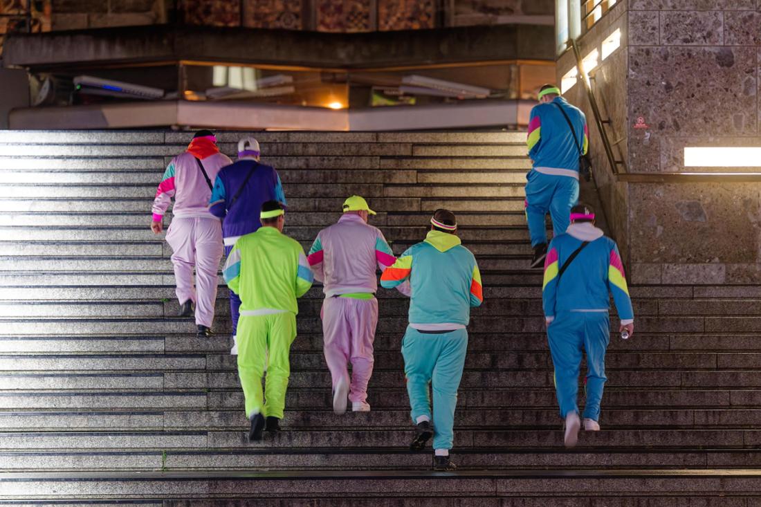 Verkleidete Menschen am 11.11. auf der Domtreppe