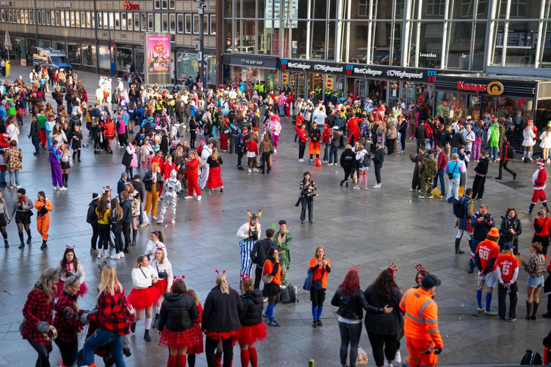 Koelner Karneval, Sessionsauftakt in der Koelner Innenstadt 2025, Köln Hbf