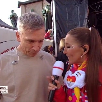 Bastian Campmann im Interview mit Andrea Schönenborn am 11.11. auf dem Heumarkt.