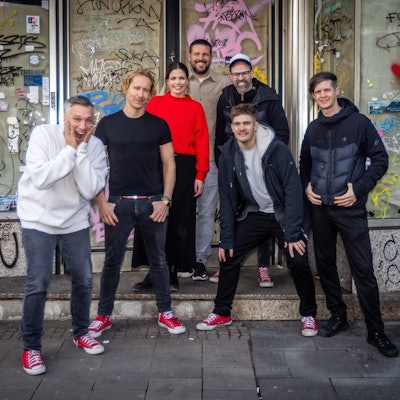 Auf der Aachener Straße in Köln soll das Brauhaus „Marie & Johann“ entstehen: Basti Campmann (v.l.n.r.), Flo Peil, Kim Gerstenberg, Till Riekenbrauk, Ena Schwiers, Nils Plum, Sebi Wagner.