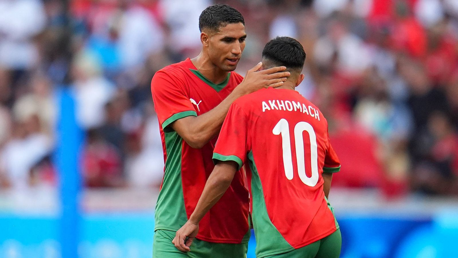 <strong>Marokko</strong><br>Marokko hat sich als erstes afrikanisches Land für die WM 2026 in den USA, Mexiko und Kanada qualifiziert. Das Team um Kapitän Achraf Hakimi (li.) bezwang den Niger am Freitag in Rabat 5:0 (2:0) und sicherte sich vorzeitig den Sieg in Gruppe E. Für Marokko ist es die dritte WM-Teilnahme in Folge, 2022 in Katar hatte das Team überraschend das Halbfinale erreicht.