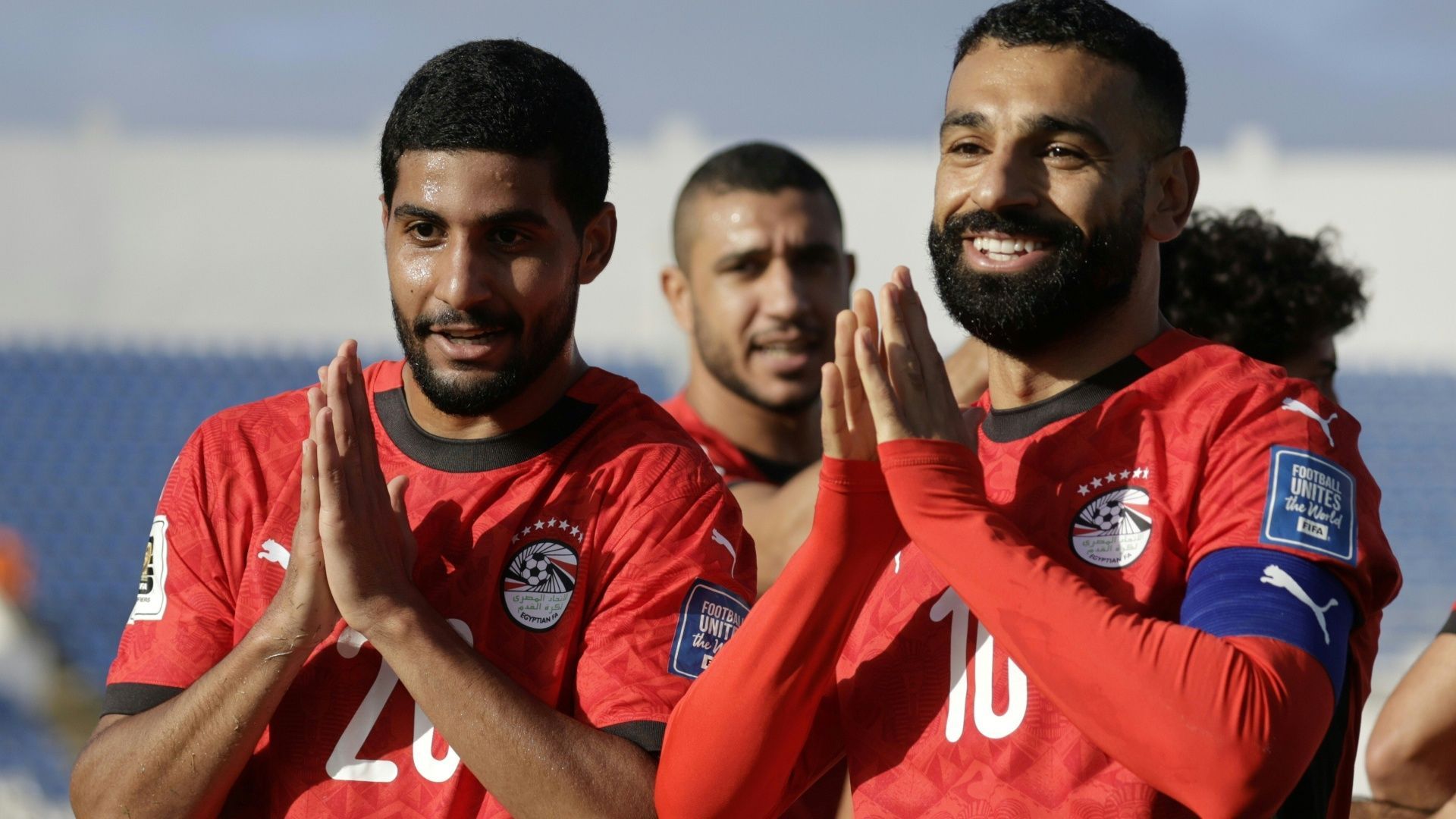 <strong>Ägypten</strong><br>Mohamed Salah (r.) und Ägypten fahren zur WM! Als drittes afrikanisches Team haben die Ägypter ihre Qualifikation am vorletzten Spieltag der Qualifikation mit einem 3:0-Sieg gegen Dschibuti klargemacht. Salah gelang dabei ein Doppelpack. Für Ägypten ist die WM 2026 bereits die vierte Teilnahme an einer Weltmeisterschaft. Zuletzt nahm das Team 2018 teil, auf einen Sieg bei einer WM-Endrunde wartet das fußballbegeisterte Land jedoch noch.