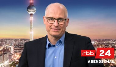 Volker Wieprecht vor dem Logo der Abendschau (Quelle: rbb/Oliver Ziebe)