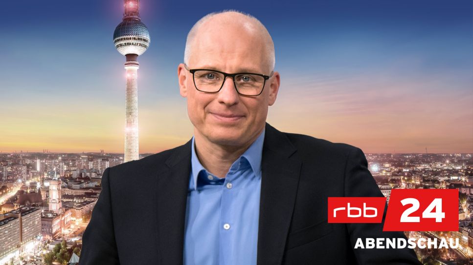 Volker Wieprecht vor dem Logo der Abendschau (Quelle: rbb/Oliver Ziebe)