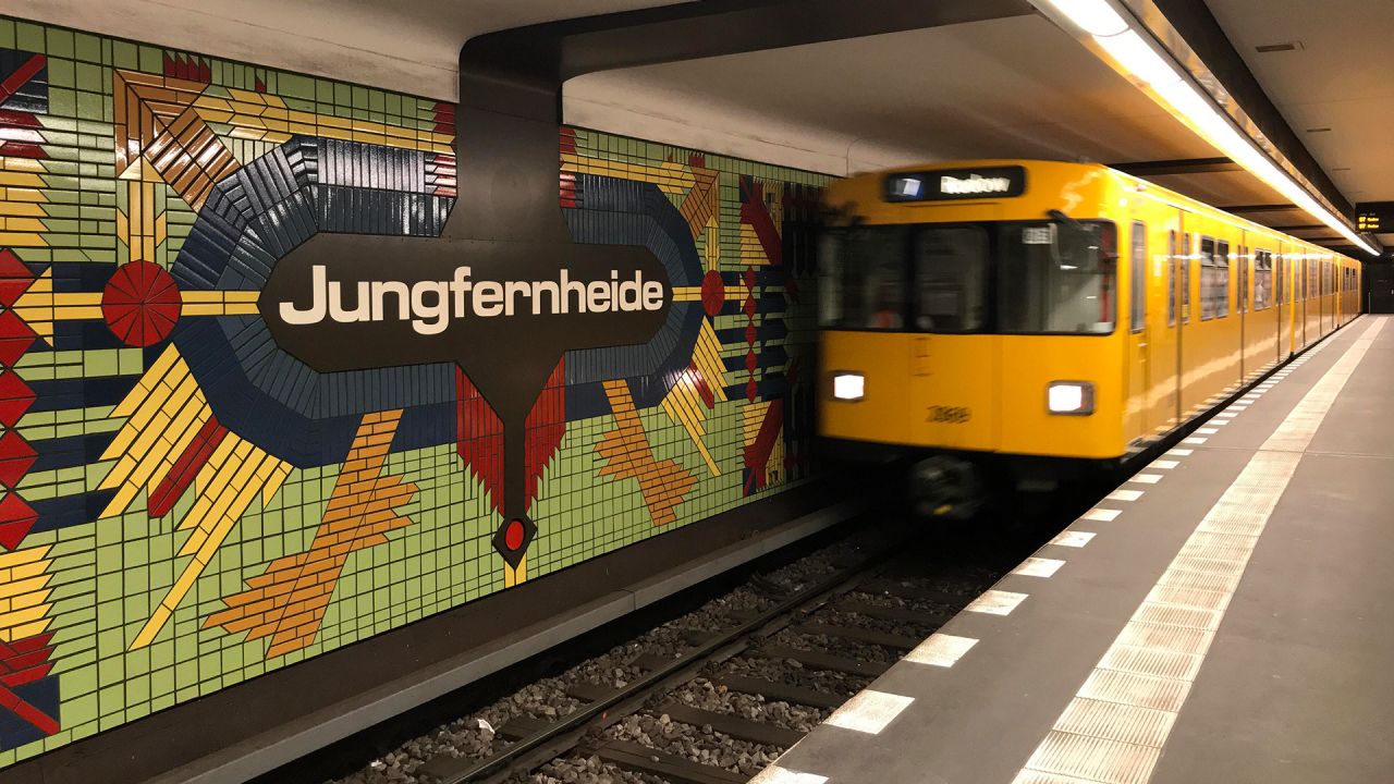 Bundeswehr trainiert in Berliner U-Bahnhof