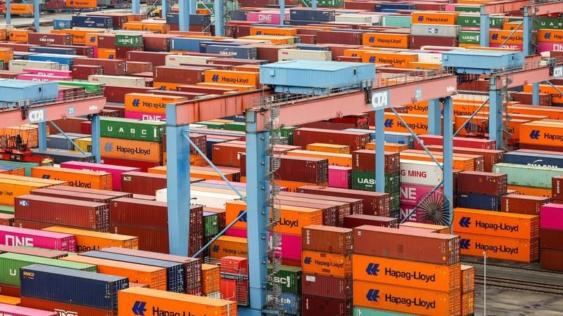 Container werden am der Hamburger Hafen und Logistik gelagert (Archivbild): Der Bund will mehr als eine Milliarde Euro für einen Logistik-Hub in Bremerhaven ausgeben. Das ruft Kritik in Hamburg hervor.