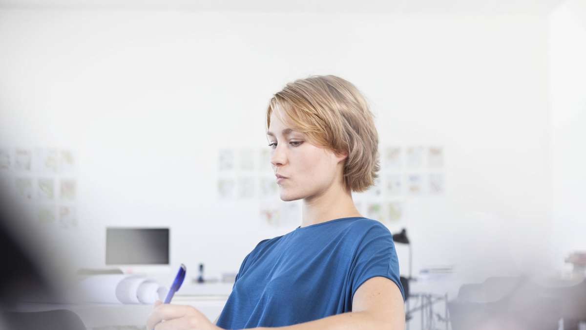 Gen Z in Deutschland unzufrieden mit „9 to 5“ – moderne Branche pusht ganz andere Arbeitszeiten