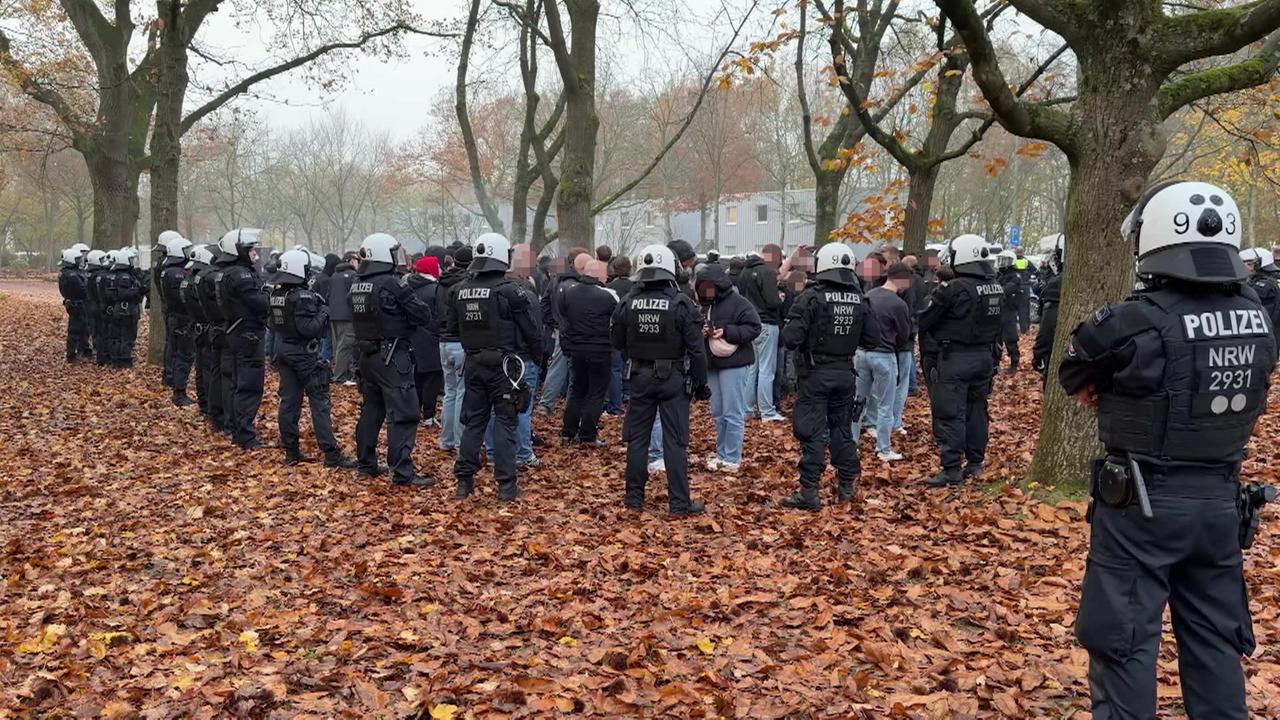 WDR-Sport: Randale beim Niederrheinpokal: Wuppertal-Fans stürmen Platz