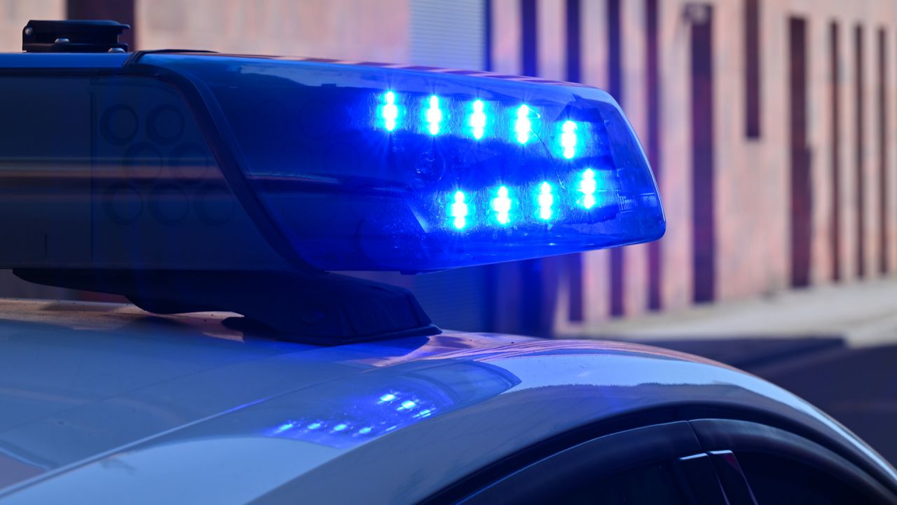 Autos und Geschäfte in Spremberg mit Farbe besprüht