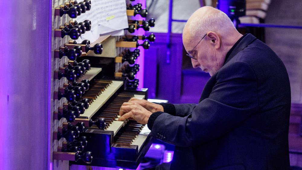 Bach-Konzert in Leipzig: Der holländische Dirigent, Organist und Bachspezialist Ton Koopmann darf die Werke uraufführen.