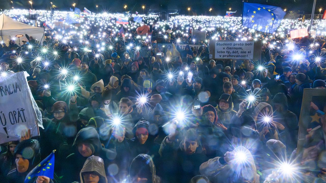 Zehntausende protestieren gegen Regierung der Slowakei