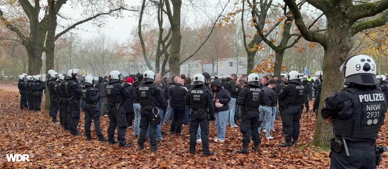 Randale beim Niederrheinpokal | ANC-News Einsatzkräfte der Polzei stehen in der Nähe der Sportanlage nach dem Spiel des Niederrheinpokals.