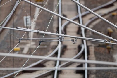 Nach Oberleitungsschaden – Bahnverkehr läuft wieder stabil - Pendler zwischen Berlin und Dresden brauchen weiter Geduld: Nach einem Unfall in Großenhain bleibt die Strecke beeinträchtigt. (Symbolbild)