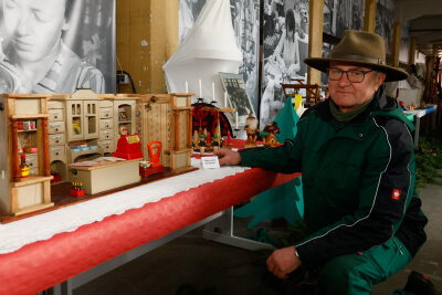 Premiere: „Lebendiger Adventskalender“ mit viele Highlights in Oberlungwitz - Heimatstuben-Gründer Matthias Beyer mit einem historischen Kaufmannsladen.