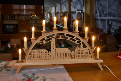 Premiere: „Lebendiger Adventskalender“ mit viele Highlights in Oberlungwitz - Lungscher Schwibbögen können in der Heimatstube gekauft werden.