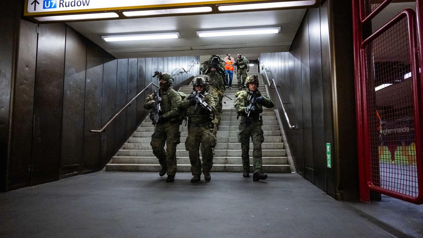 Mit dabei, wenn die Bundeswehr in der U-Bahn den Ernstfall probt