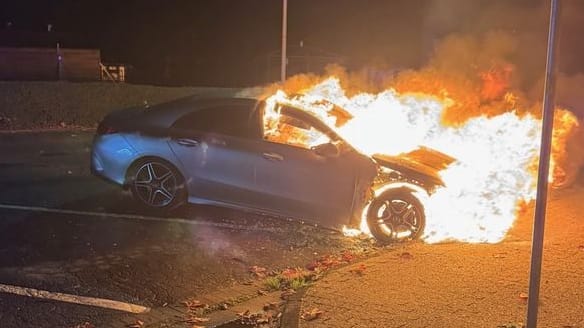 Ein Auto in Flammen: Brand am Nordfriedhof – Polizei ermittelt wegen möglicher Brandstiftung.
