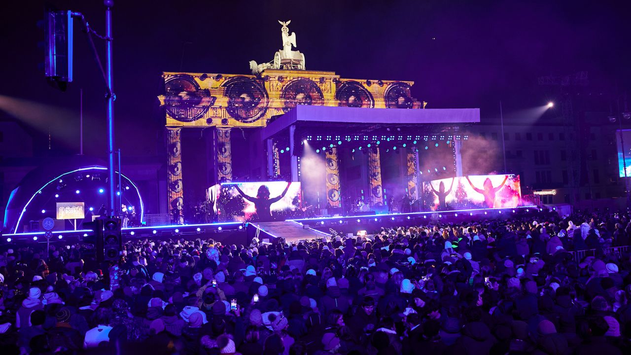 Berlin feiert Silvesterparty mit DJs und Feuerwerk am Brandenburger Tor
