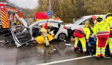 FW Ratingen: Verkehrsunfall mit drei PKW - Eine Person schwer verletzt