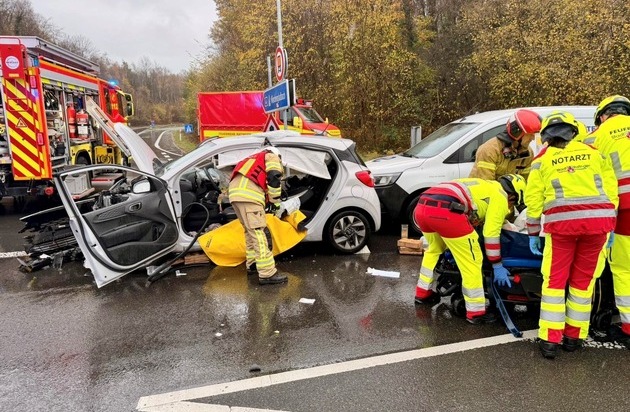 FW Ratingen: Verkehrsunfall mit drei PKW - Eine Person schwer verletzt