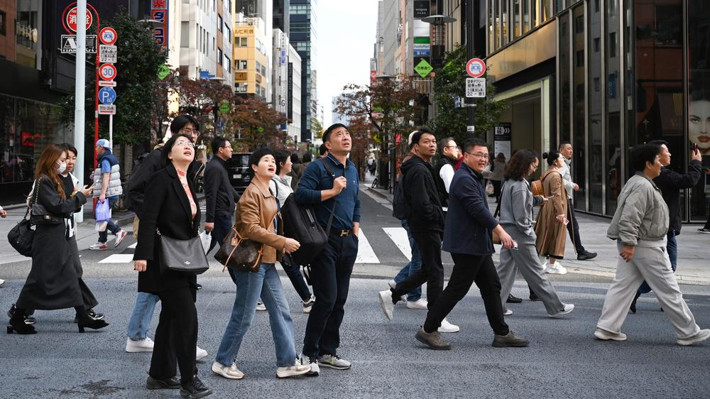 China und Japan: Touristen aus China am Montag im Ginza-Distrikt in Tokio