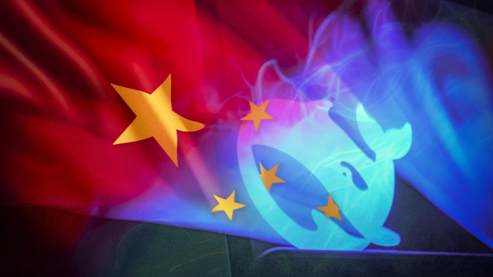 DeepSeek: Das Logo von DeepSeek vor der chinesischen Flagge. Die staatliche Zensur wirkt sich auf die Antworten des Chatbots aus.