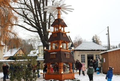 Feuerwehr absolviert Sondereinsatz in der Adventszeit - Auf dem Gelände an der Georgenkirche Flöha findet wieder der Adventszauber statt. Foto: Knut Berger/Archiv