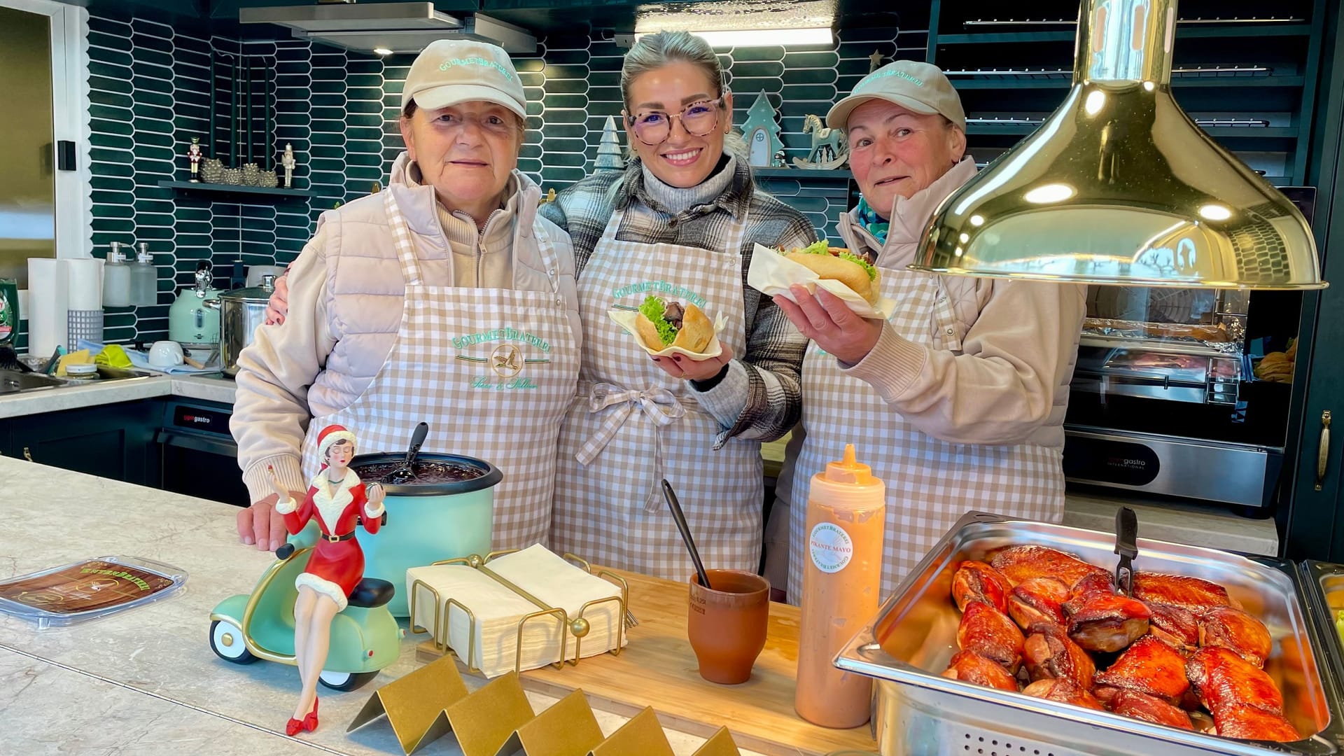 Sissi Couvee (Mitte) mit Team in der Enten-Braterei: Das "Gourmet Brötchen" ist für zehn Euro zu haben. Sissi Couvee (Mitte) mit Team in der Enten-Braterei: Das "Gourmet Brötchen" ist für zehn Euro zu haben.