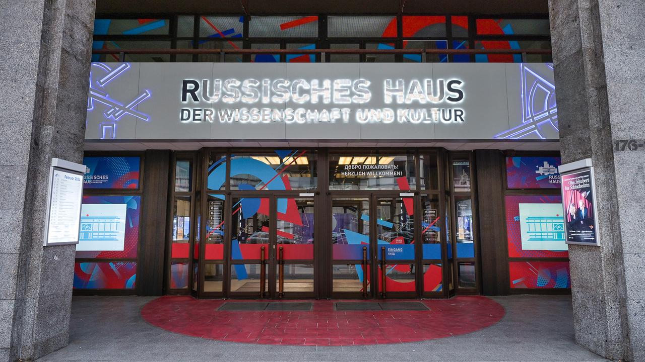 Russisches Haus in Berlin - Tausende Besucher trotz Sanktionen