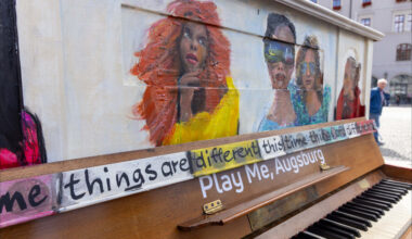 Play Me, Augsburg 2025: Kunst, Musik und Charity – Klavierversteigerung für den guten Zweck - News Augsburg, Allgäu und Ulm