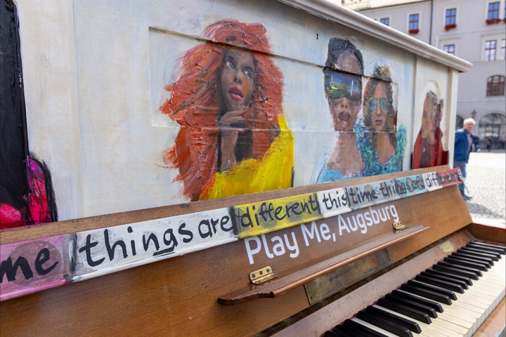 Play Me, Augsburg 2025: Kunst, Musik und Charity – Klavierversteigerung für den guten Zweck - News Augsburg, Allgäu und Ulm