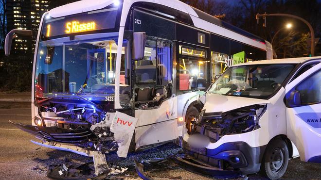 Kollision: Im Bereich der Kreuzung trafen der Bus und der Transporter aufeinander.