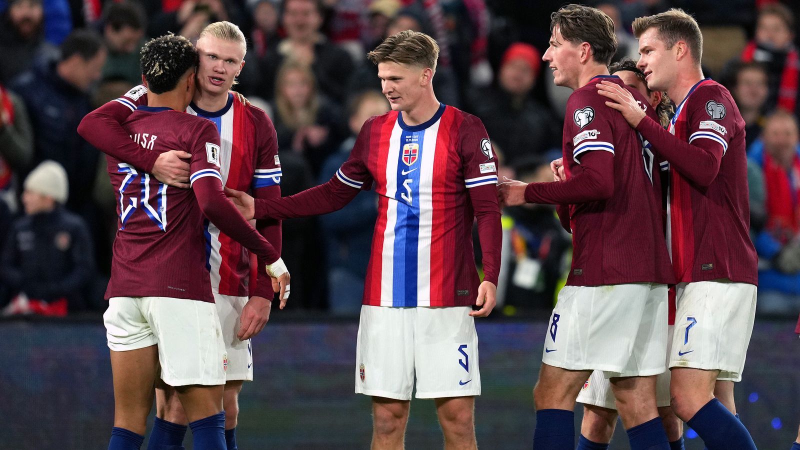 <strong>Norwegen</strong><br>Die Mannschaft um Star-Stürmer Erling Haaland hat sich mit einem 4:1-Auswärtssieg im San Siro gegen Italien durchgesetzt und damit das WM-Ticket klar gemacht. Norwegen hat alle acht Spiele gewonnen und fährt zum ersten Mal seit 1998 zu einer WM-Endrunde. Insgesamt erzielten die Norweger 37 Tore und stellen mit großem Abstand die beste Offensive der europäischen Qualifikation. Italien schickte man damit in die Playoffs.