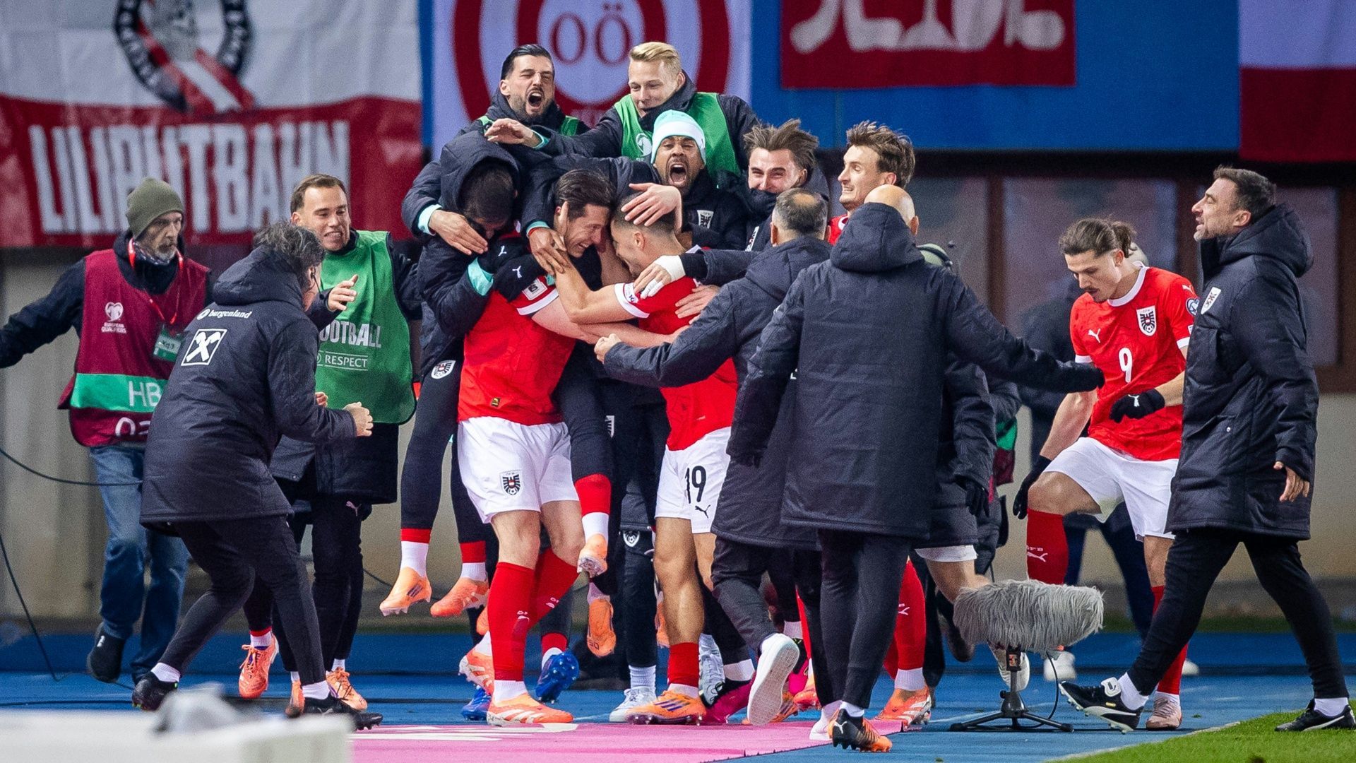 <strong>Österreich</strong><br>Die Alpenrepublik musste lange zittern. Mit dem erlösenden Tor von Michael Gregoritsch in der 78. Minute gewinnt Österreich mit einem 1:1-Unentschieden gegen Bosnien die Gruppe H und fährt seit 1998 zum ersten Mal wieder zu einer Weltmeisterschaft.