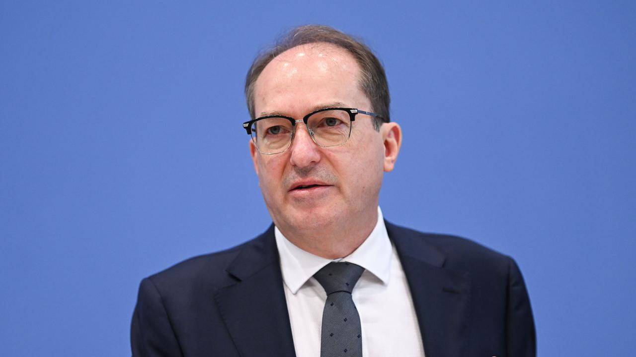 Dobrindt muss sich zu festsitzenden Afghanen vor Innenausschuss erklären