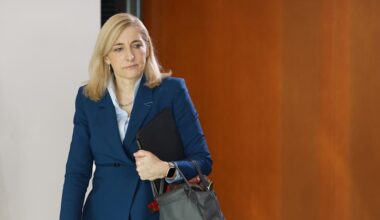 Debatte um Praxisgebühr: Bundesgesundheitsministerin Warken schlägt Facharztgebühr vor