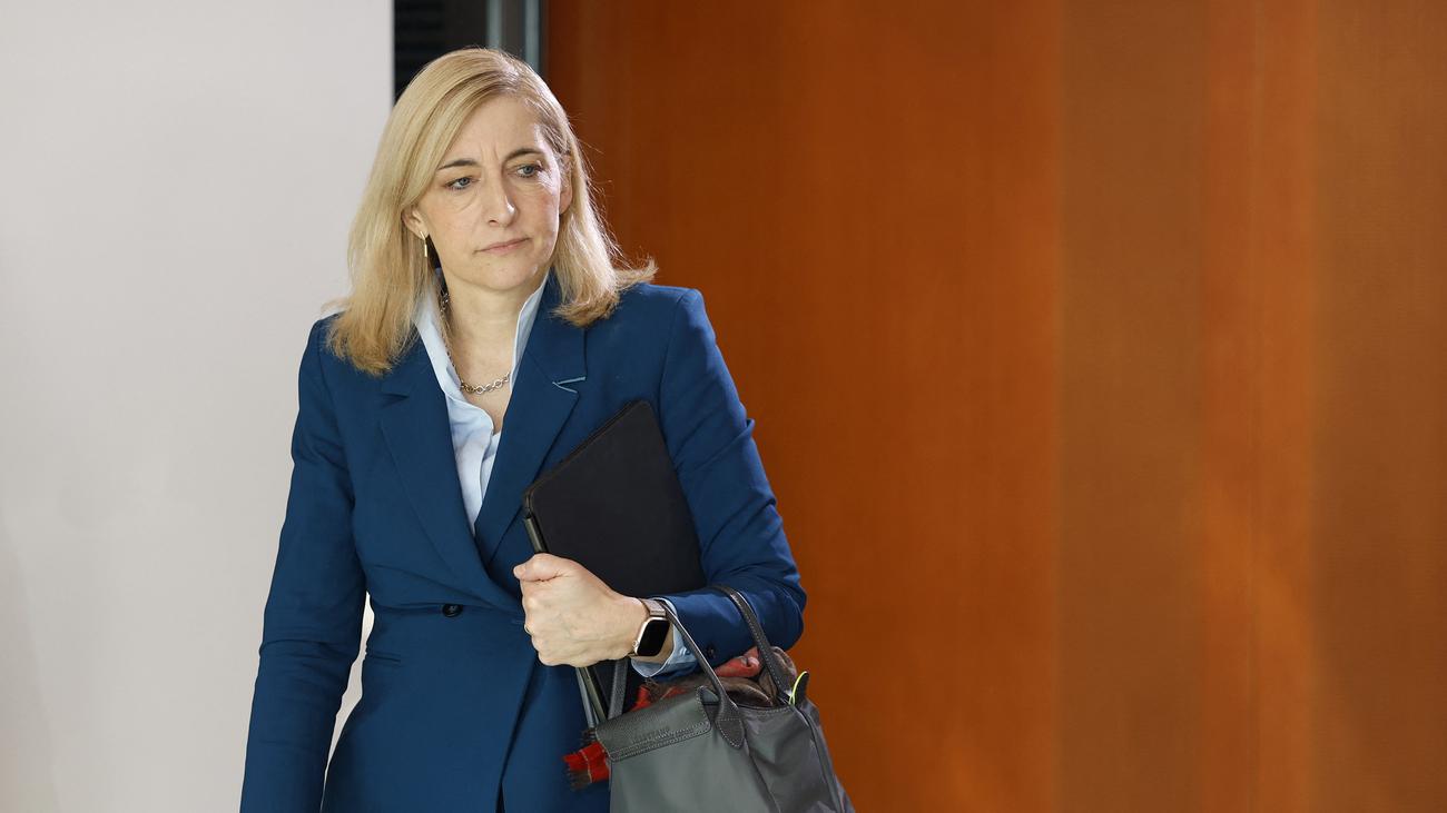 Debatte um Praxisgebühr: Bundesgesundheitsministerin Warken schlägt Facharztgebühr vor