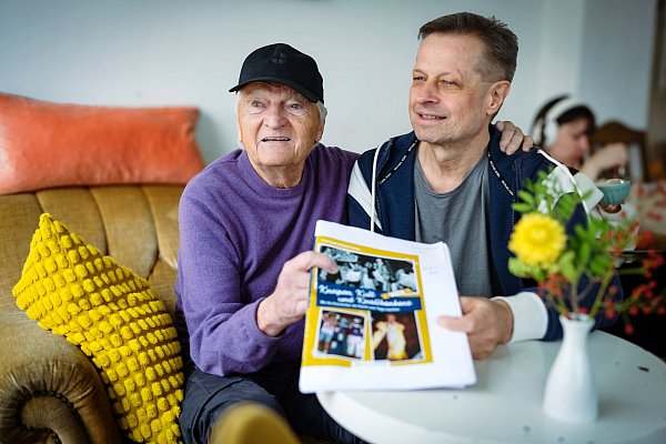 Die Lokalhistoriker Frank Tippelt und Willibald A. Bernert stellen ihr Buch Kneipen, Kult und Knallbonbons vor. - © BARBARA FRANKE