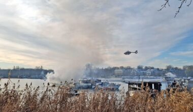 Zwei Menschen durch Brand auf Hausboot in Rummelsburger Bucht verletzt