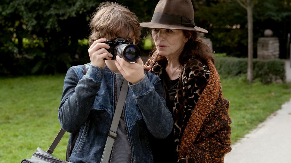 Bild zum Film: Und dann steht einer auf und öffnet das Fenster, Quelle: rbb/Degeto/Nadja Klier