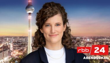 Moderatorin Leonie Schwarzer vor dem Logo von rbb24 Abendschau (Quelle: rbb/Gundula Krause)
