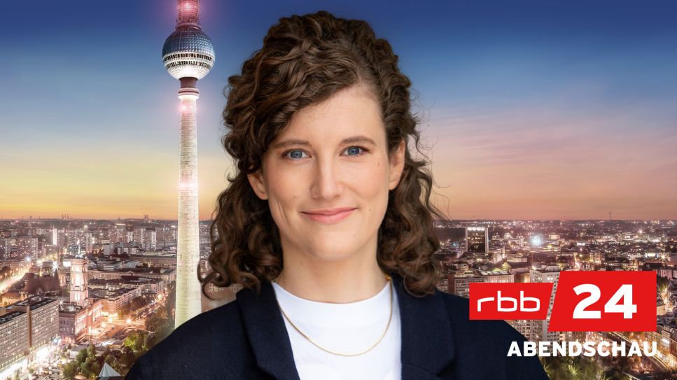 Moderatorin Leonie Schwarzer vor dem Logo von rbb24 Abendschau (Quelle: rbb/Gundula Krause)