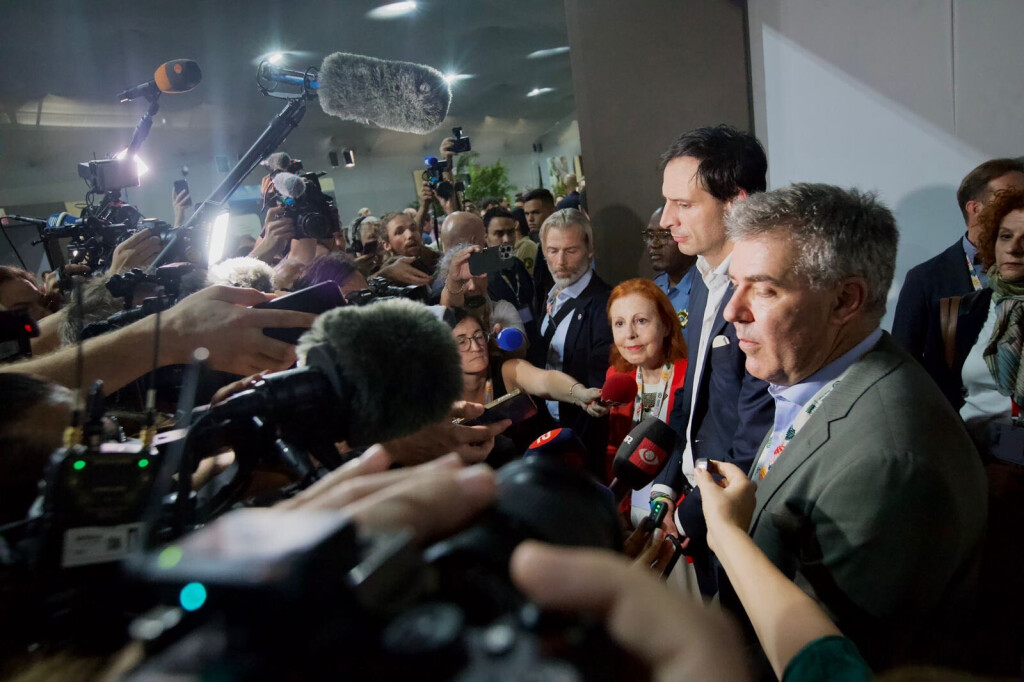 EU-Klimakommissar Wopke Hoekstra und der dänische Umweltminister Lars Aagaard in einer Traube von Journalisten.